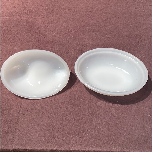 Lot of 2 Milk Glasses of Hens on a Nest - Picture 15 of 16